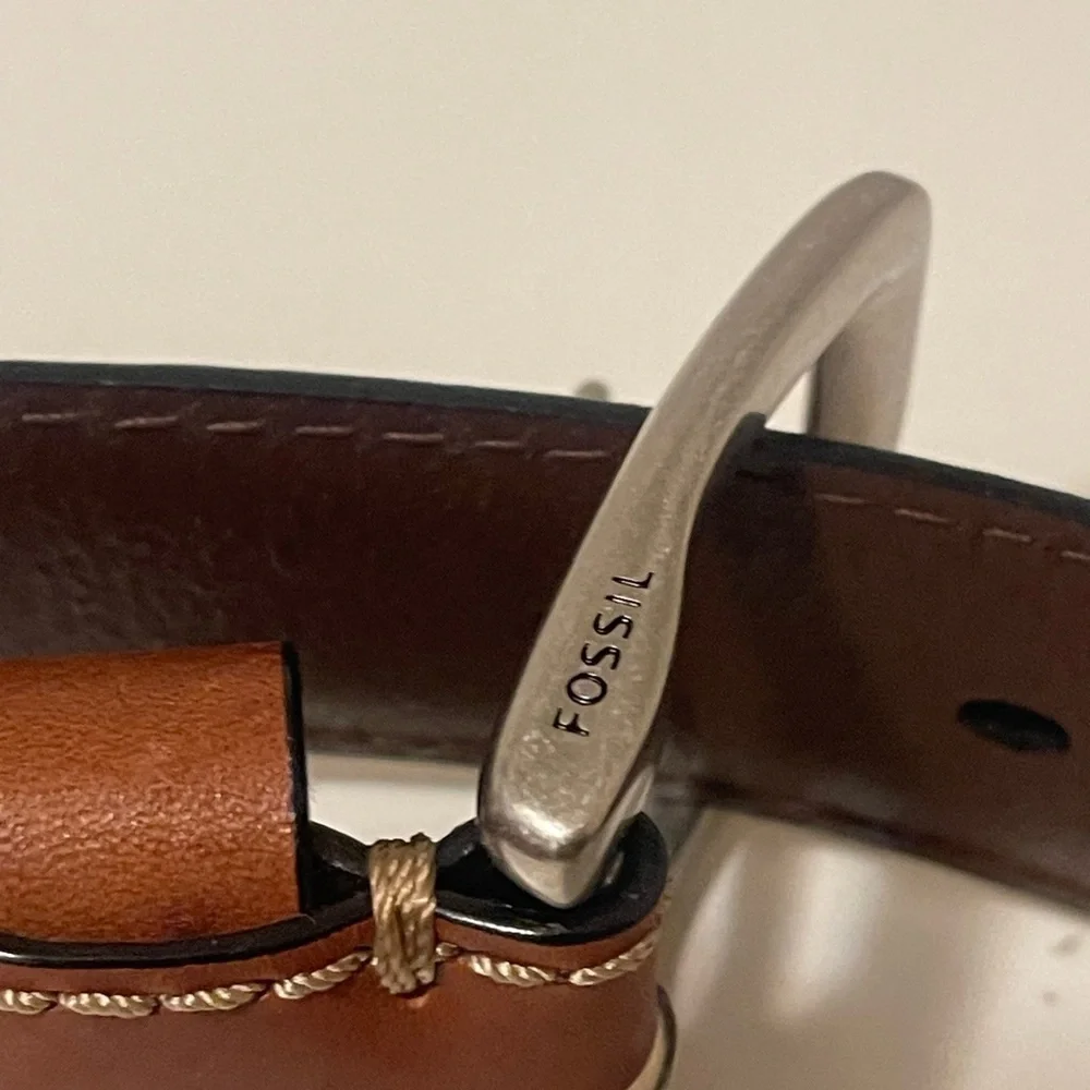 Fossil large-size leather belt in great new condition